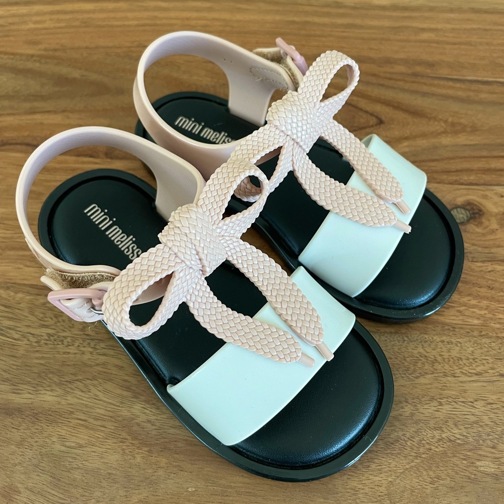 NWT Mini Melissa Black White Pink Bow Mar
Sandal size toddler 8